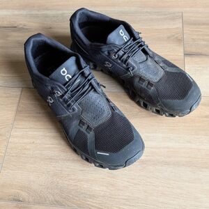 On Running Black Athletic Shoes with Rugged Outsole